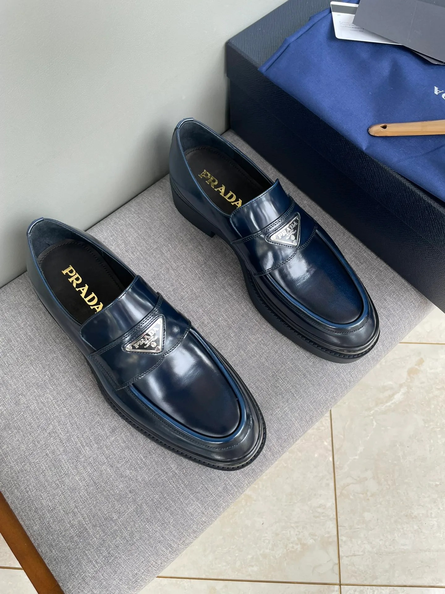Men's shoes 💰860 hot recommendation ✨PRADA Prada's top purchasing quality imported upper with color-brushed open edge beads carved toe design cowhide lining private molded TPU outsole non-slip, wear-resistant and elastic fashionable and versatile burgundy black blue 39-44 in stock (38, 45 customized replacement)